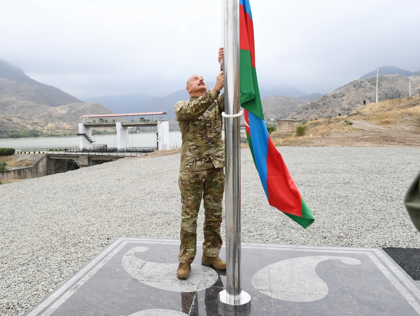 Prezident İlham Əliyev 2021-ci il 3 oktyabr tarixində Tərtər rayonunun Suqovuşan qəsəbəsində Azərbaycan bayrağını ucaldıb