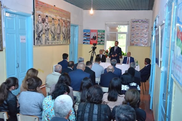 Şamaxı RİH başçısı Tahir Məmmədov Dəmirçi kəndində səyyar qəbul keçirib
