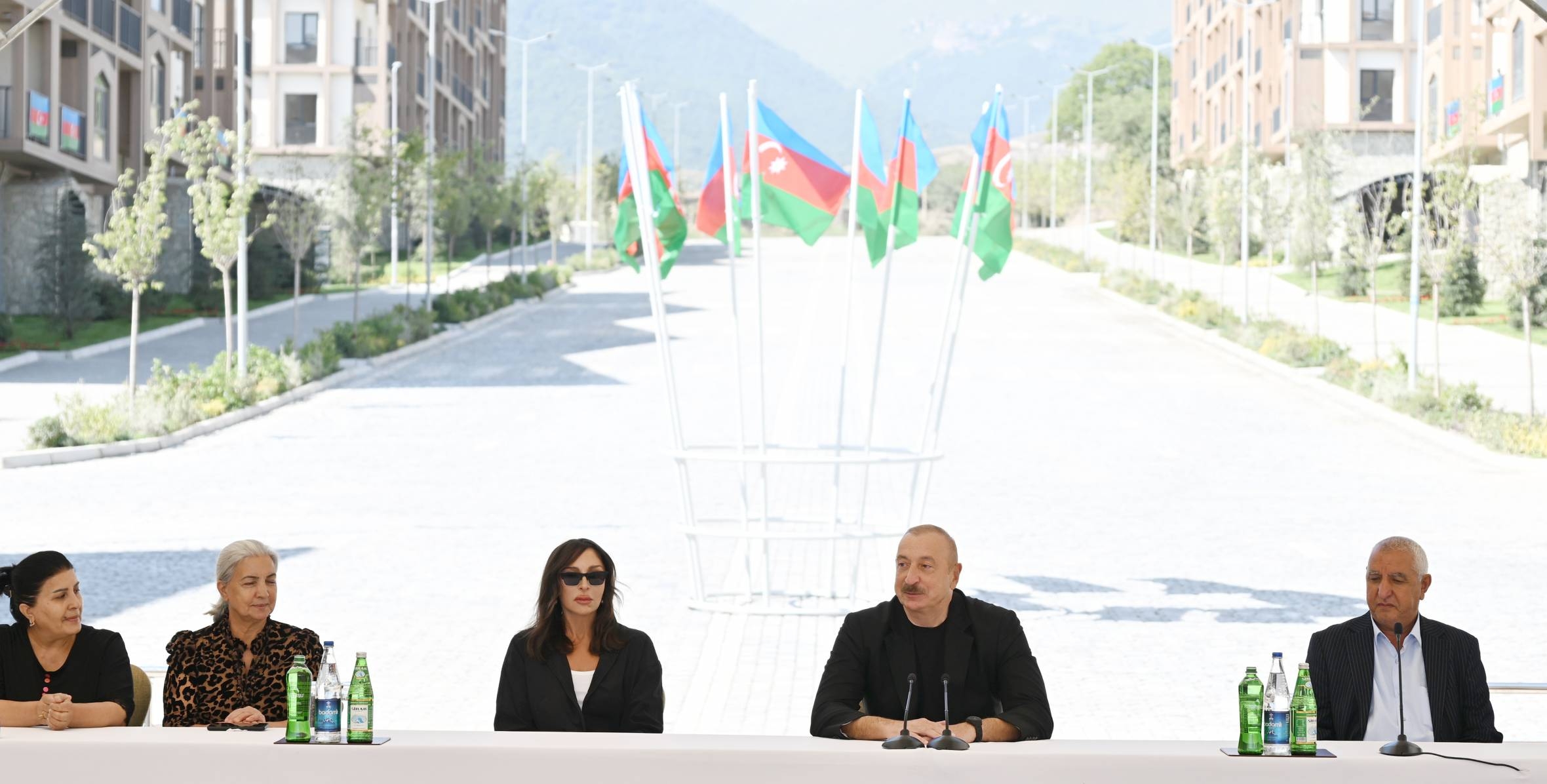 vqustun 21-də Azərbaycan Respublikasının Prezidenti İlham Əliyev və birinci xanım Mehriban Əliyeva Kəlbəcər şəhərində 1-ci yaşayış kompleksində yaradılan fərdi və çoxmərtəbəli evlərin şəraiti ilə tanış olmuş, buraya köçən sakinlərlə görüşüblər.