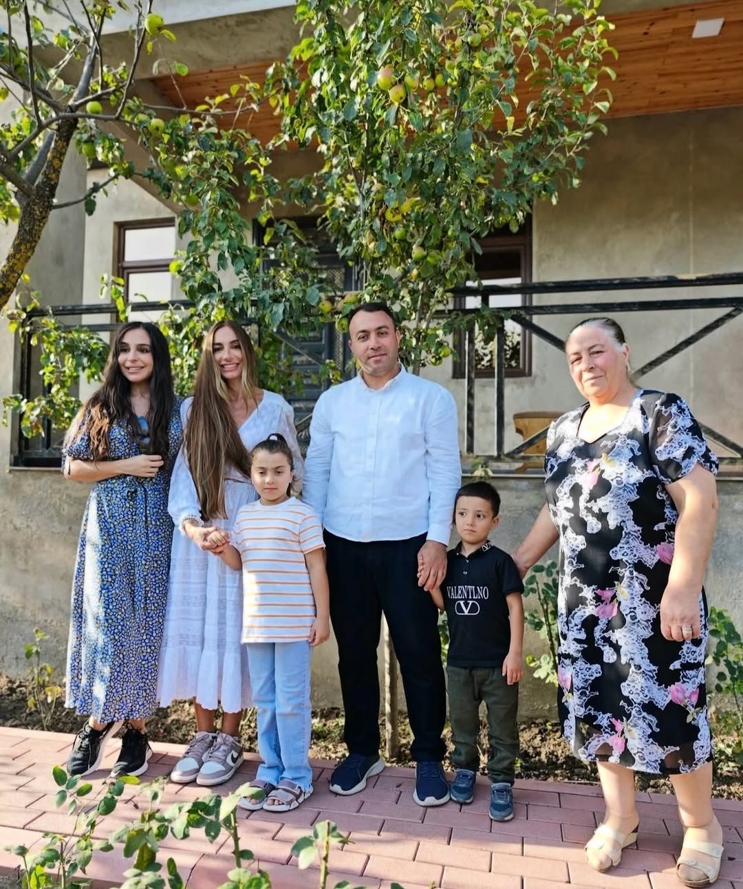 Heydər Əliyev Fondunun vitse-prezidenti xanım Leyla Əliyeva və Bakı Media Mərkəzinin rəhbəri xanım Arzu Əliyeva Şamaxı rayonuna səfər zamanı Ağayevlər ailəsinin qonağı olub