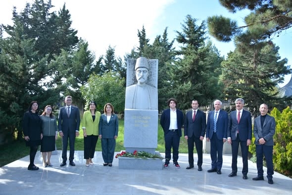 "Ey xalqım, bil ki, sən mənim canım, ruhumsan,  Hər sözüm, hər nəfəsim sənin yolunda yazılsın."