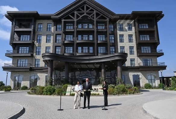 Azərbaycan Respublikasının Prezidenti İlham Əliyev və birinci xanım Mehriban Əliyeva sentyabrın 17-də Şamaxıda “Meysari Grand Hotel & SPA” kompleksinin açılışında iştirak ediblər.