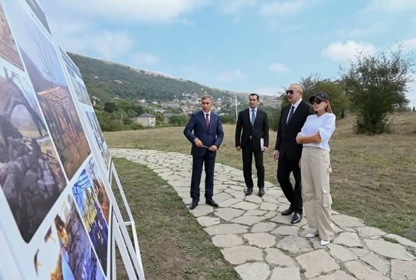 Azərbaycan Respublikasının Prezidenti İlham Əliyev və birinci xanım Mehriban Əliyeva sentyabrın 17-də Şamaxıda Pir Ömər Sultan ziyarətgahında aparılan konservasiya işləri ilə tanış olublar.